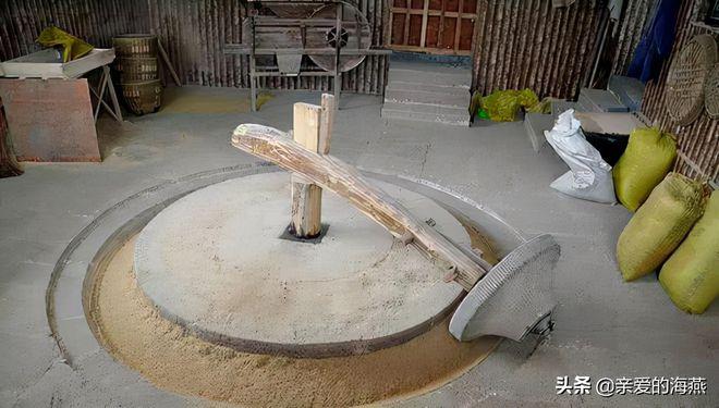第三個老物件:水輪碾米機所以很多農村人就會找瓦匠自己做青瓦